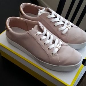Woman's lace up shoes